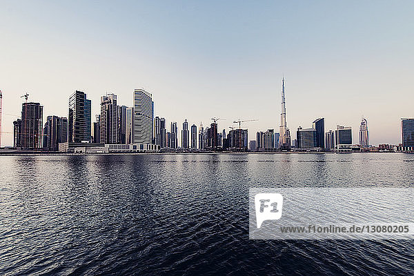 Stadtbild und Dubai Creek gegen klaren Himmel