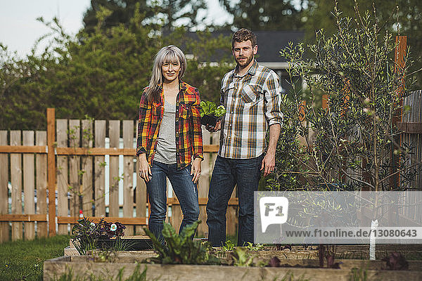 Porträt eines Ehepaares mit Pflanzen im Hinterhof