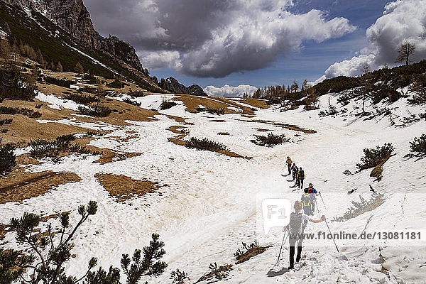 Gruppe von Wanderern auf schneebedecktem Berg