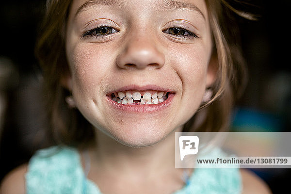 Nahaufnahme-Portrait eines Mädchens mit Zahnlücke