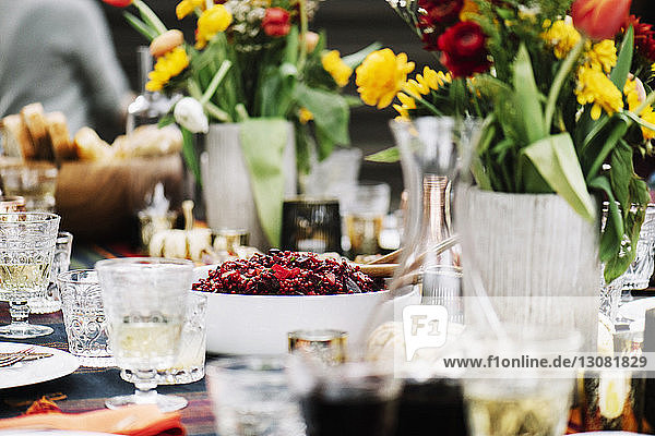 Essen mit Getränken in Blumenvasen auf dem Tisch serviert