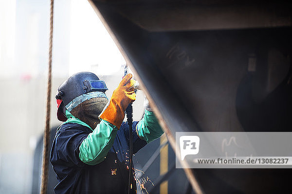 Arbeiter beim Schweißen von Containerschiffen in der Industrie