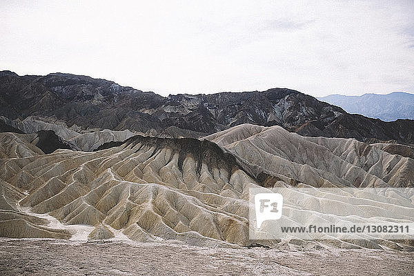 Beschaulicher Blick auf dramatische Landschaft gegen den Himmel im Death Valley National Park