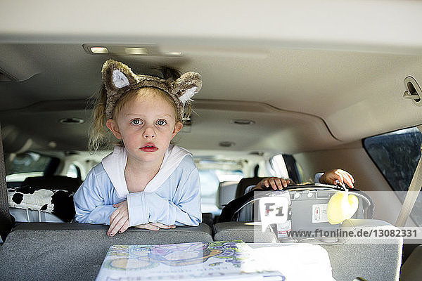 Porträt eines Mädchens mit Stirnband  das im Auto reist