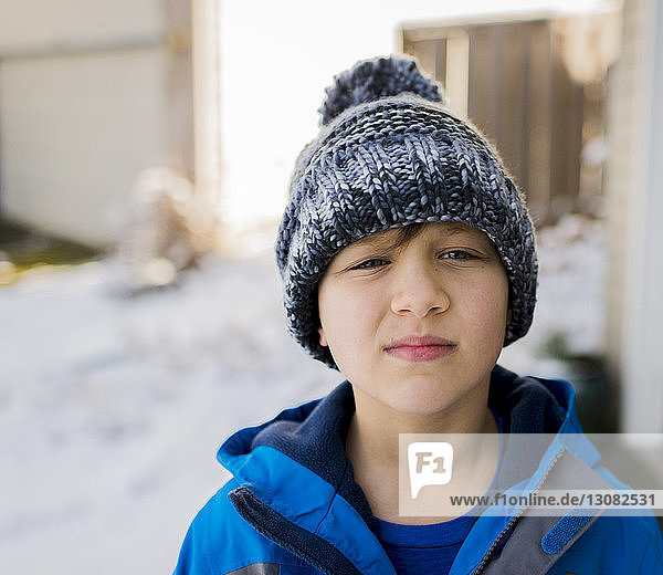 Porträt eines Jungen,  der im Winter warme Kleidung trägt