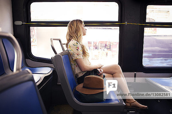 Nachdenkliche Frau reist im Bus