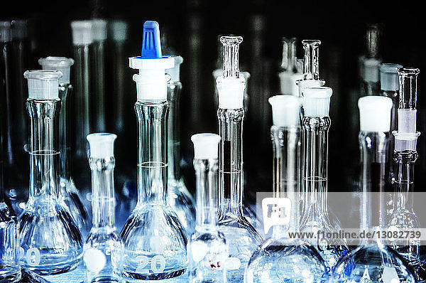 Nahaufnahme von Chemikalienflaschen im Labor