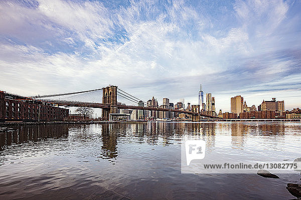 Brooklyn Bridge über den East River bei bewölktem Himmel