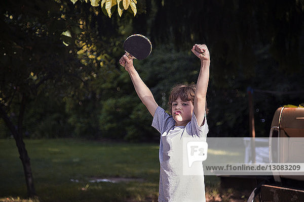 Junge jubelt beim Tischtennisspiel