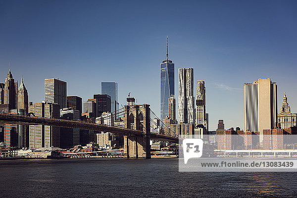 Brooklyn Bridge über den East River mit Stadtbild im Hintergrund