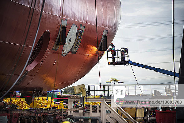 Arbeiter bei der Reparatur von Containerschiffen in der Industrie