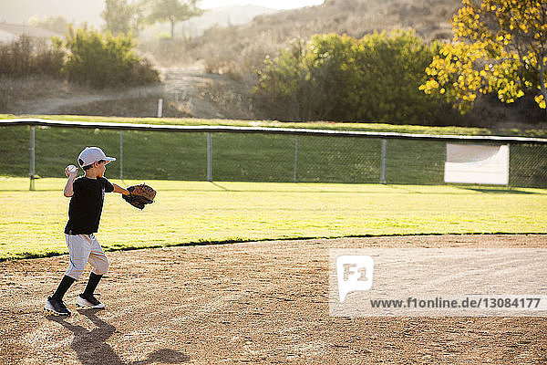 Junge spielt Baseball auf dem Spielplatz