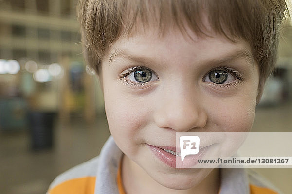 Nahaufnahme-Porträt eines niedlichen lächelnden Jungen