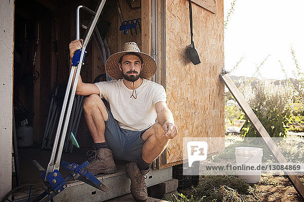 Porträt eines selbstbewussten männlichen Landwirts  der in einer Kabine auf dem Feld sitzt