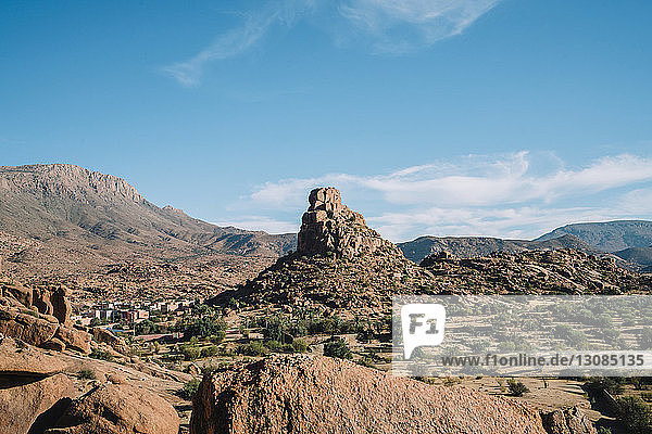 Szenische Ansicht von Felsformationen in der Wüste gegen den Himmel