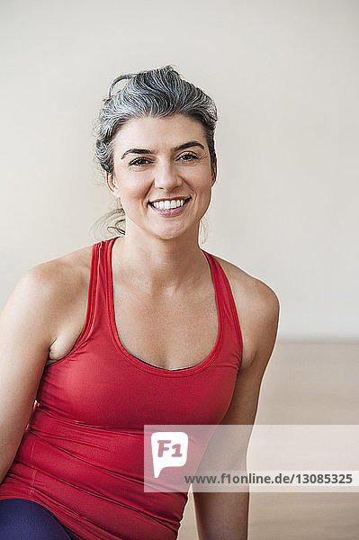 Porträt einer glücklichen Frau beim Yoga im Fitnessstudio