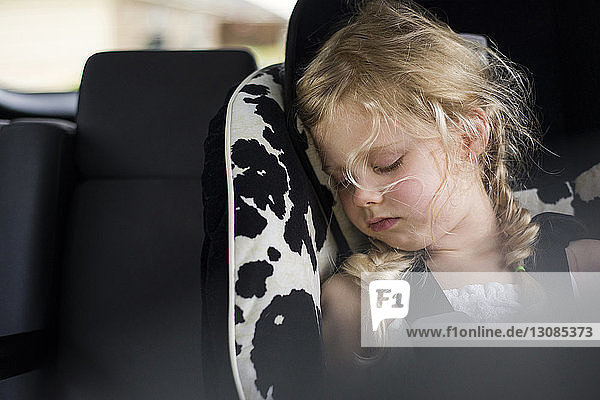 Müdes Mädchen schläft im Auto