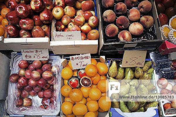 Draufsicht auf die an einem Marktstand ausgestellten Früchte