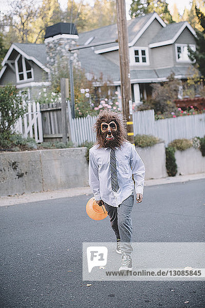 Junge in Halloween-Kostüm beim Gehen auf der Straße