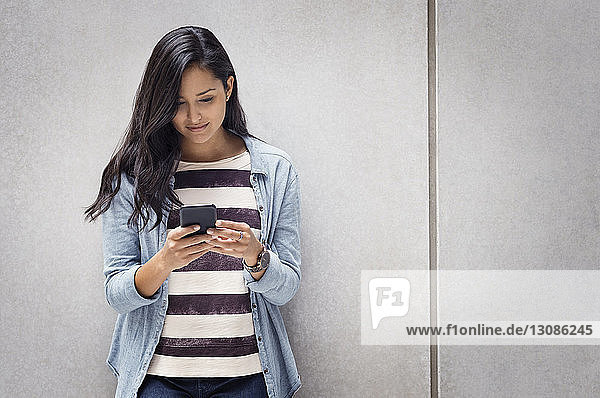 Junge Frau beim Schreiben von SMS
