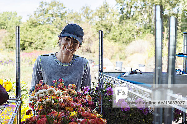Porträt eines lächelnden Bauern mit Blumenstrauss