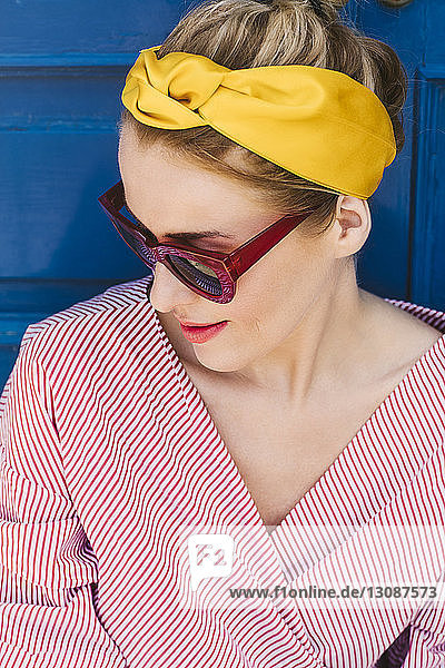 Hochwinkelansicht der Frau mit Stirnband und Sonnenbrille