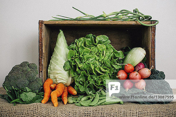 Gemüse in Schachtel mit Sackleinen auf dem Tisch