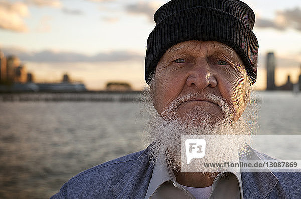 Porträt eines älteren Mannes mit Strickmütze