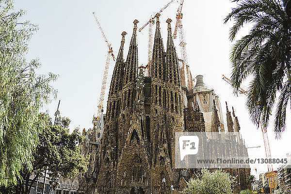 Niedrigwinkelansicht der Sagrada Familia gegen den Himmel in der Stadt