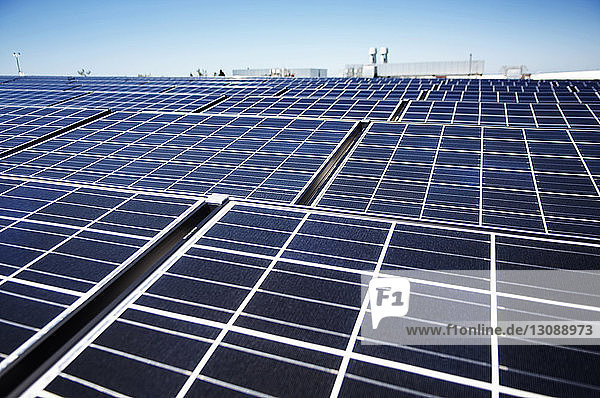 Sonnenkollektoren in der Industrie angeordnet