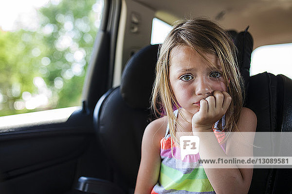 Porträt eines verärgerten Mädchens mit Fingern im Mund