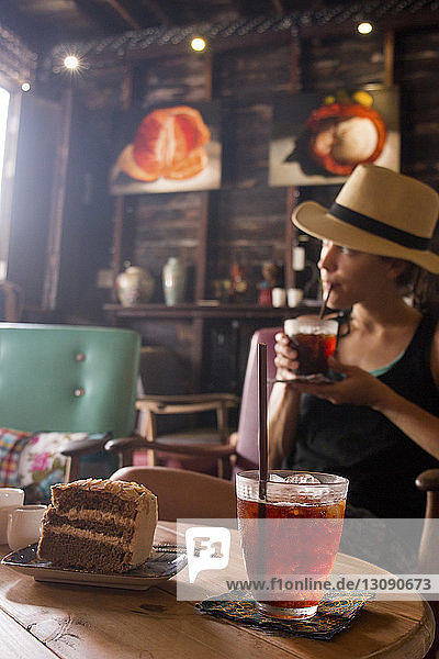 Frau trinkt  während sie im Café sitzt