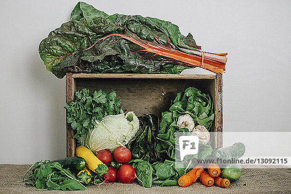Gemüse in Holzkiste auf dem Tisch
