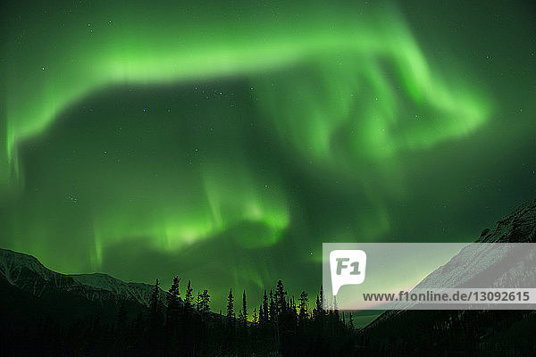 Idyllischer Blick auf die Berge gegen das Polarlicht im Northern Rocky Mountains Provincial Park
