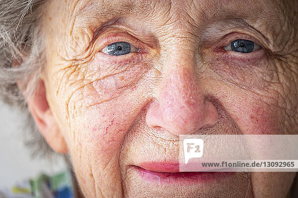 Nahaufnahme-Porträt einer lächelnden älteren Frau