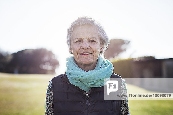 Porträt einer selbstbewussten älteren Frau im Park stehend