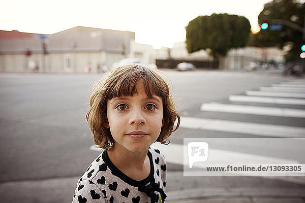 Porträt eines auf der Straße stehenden Mädchens