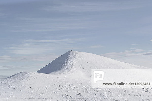 Beschaulicher Blick auf schneebedeckte Karpaten gegen den Himmel