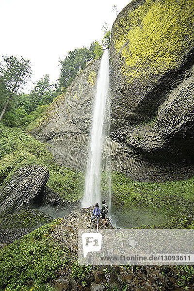 Hochwinkelansicht des Paares beim Blick auf den Wasserfall