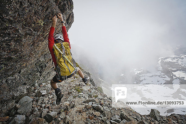 Wanderer mit Rucksack beim Bergsteigen