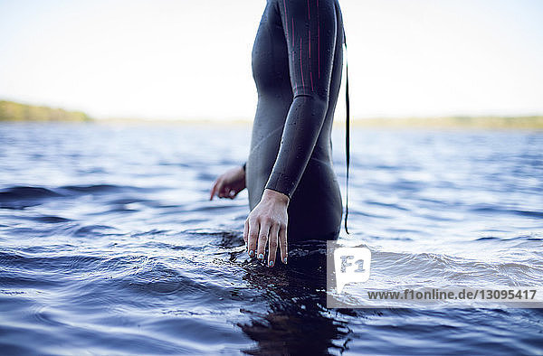 Seitenansicht Mittenansicht einer im See stehenden Schwimmerin