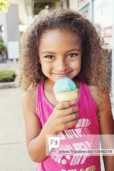 Porträt eines lächelnden Mädchens mit Eiscreme