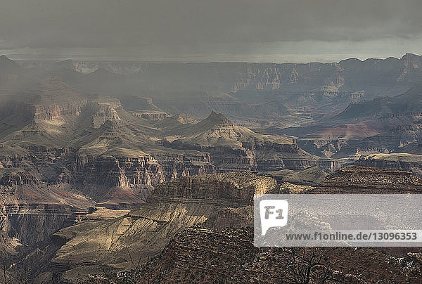 Idyllische Hochwinkelansicht von Felsformationen inmitten von Wolken im Grand Canyon National Park