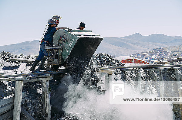Arbeiter  die Kohlebergwerke auf der Baustelle verklappen
