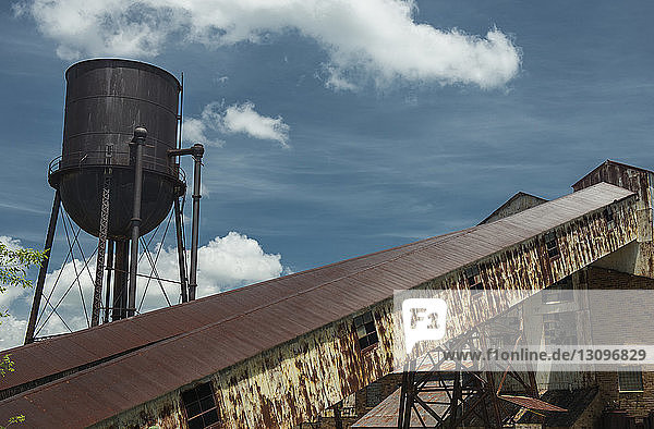 Niedrigwinkelansicht von Gebäuden vor blauem Himmel an der historischen Stätte der Minen im Bundesstaat Missouri