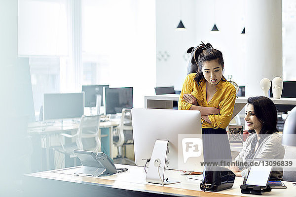 Geschäftsfrauen  die im Büro am Desktop-Computer arbeiten