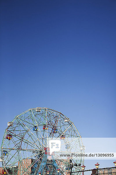 Niedrigwinkelansicht des Riesenrads vor klarem blauen Himmel