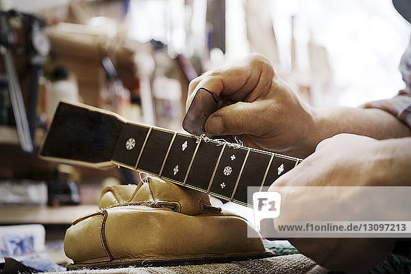 Beschnittenes Bild einer Zimmermann-Gitarre in der Werkstatt
