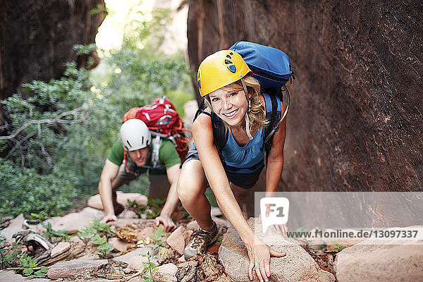 Hochwinkelaufnahme von männlichen und weiblichen Wanderern beim Bergsteigen