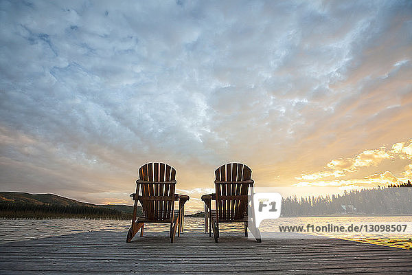 Stühle auf dem Pier am See Lac Le Jeune im Provinzpark Paul Lake bei Sonnenuntergang